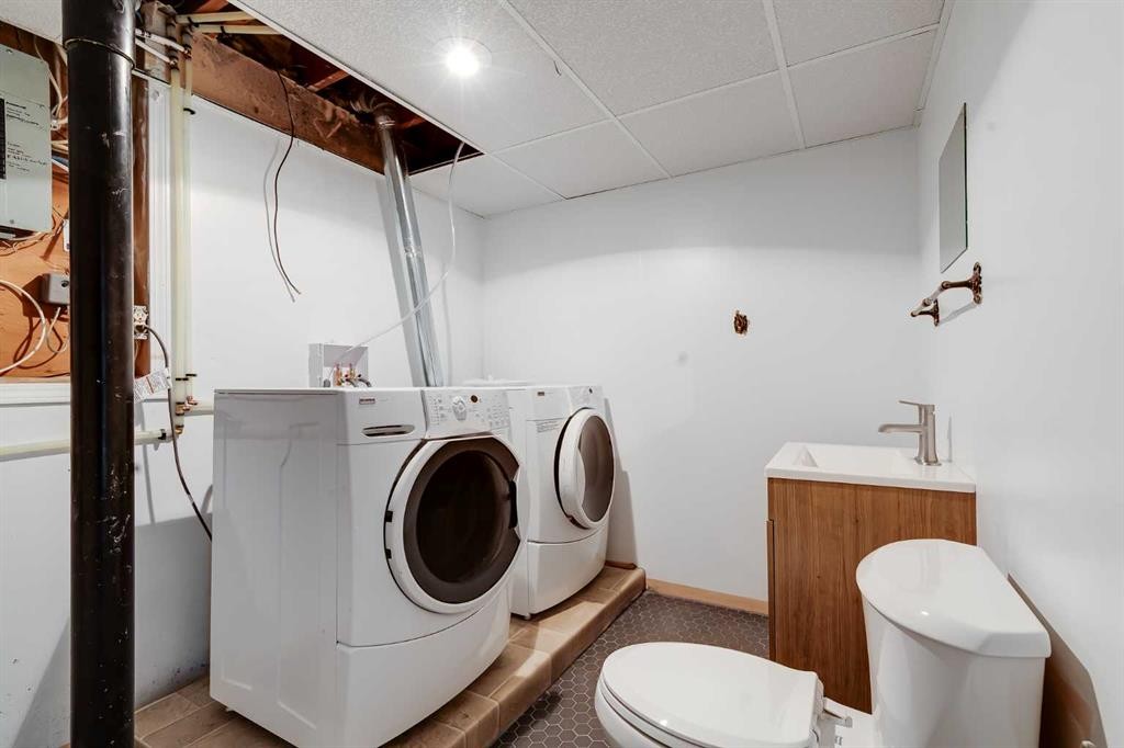 41 Alpine Crescent Se, Airdrie, AB - Indoor Photo Showing Laundry Room