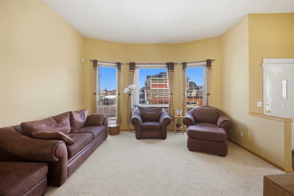 39 Saddlemont Close Ne, Calgary, AB - Indoor Photo Showing Living Room