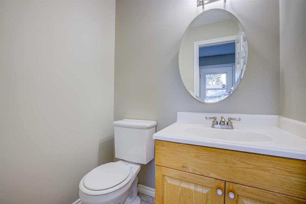 171 Erin Woods Drive Se, Calgary, AB - Indoor Photo Showing Bathroom