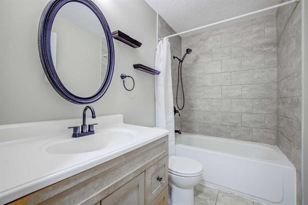 171 Erin Woods Drive Se, Calgary, AB - Indoor Photo Showing Bathroom