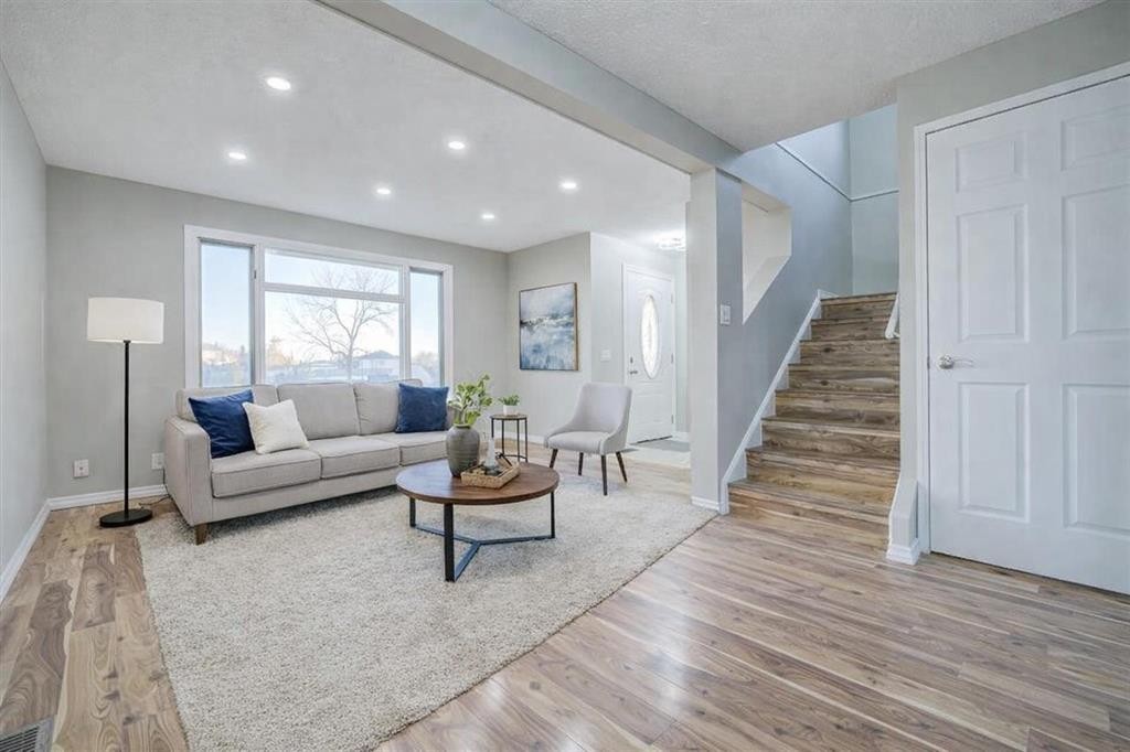 171 Erin Woods Drive Se, Calgary, AB - Indoor Photo Showing Living Room