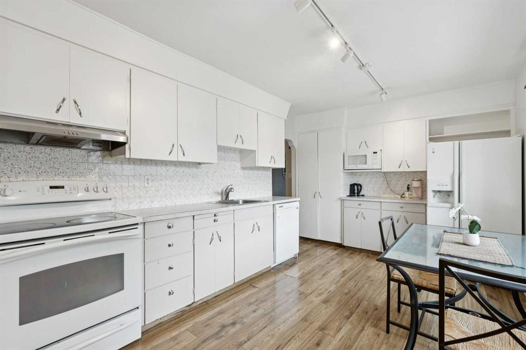 6507 34 Avenue Nw, Calgary, AB - Indoor Photo Showing Kitchen