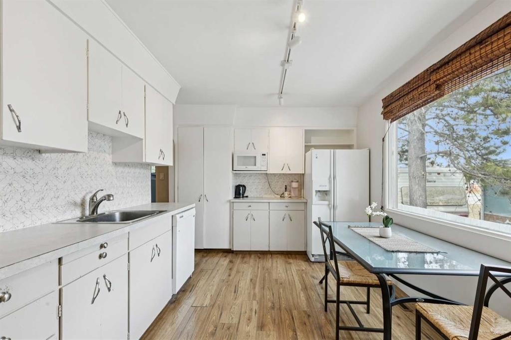 6507 34 Avenue Nw, Calgary, AB - Indoor Photo Showing Kitchen