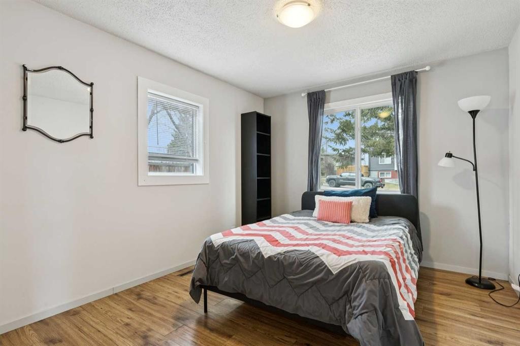 6507 34 Avenue Nw, Calgary, AB - Indoor Photo Showing Bedroom