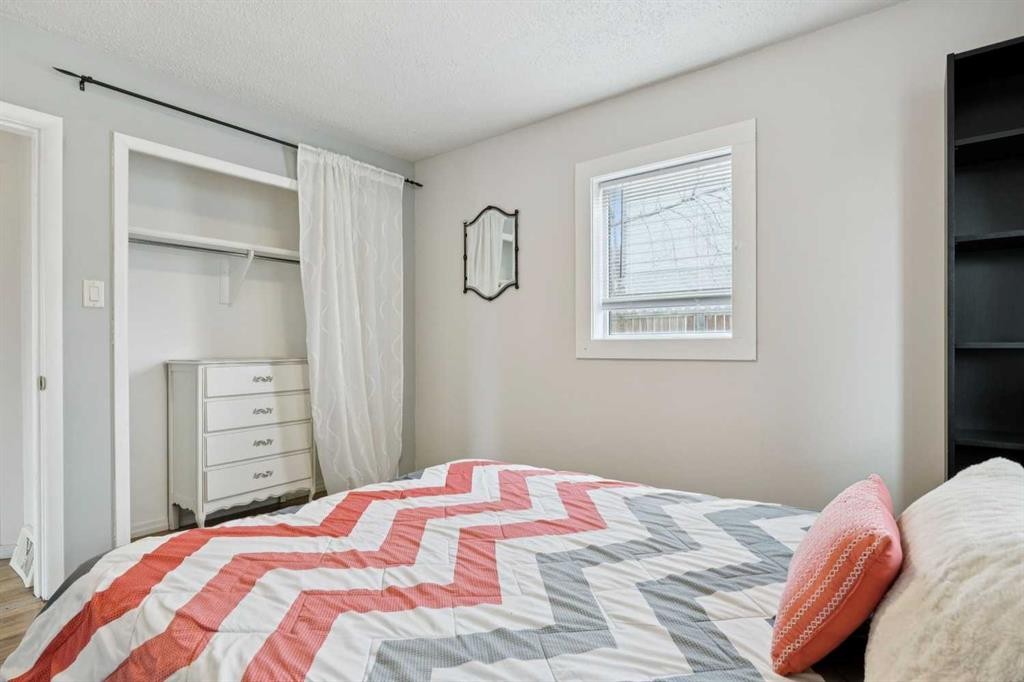 6507 34 Avenue Nw, Calgary, AB - Indoor Photo Showing Bedroom