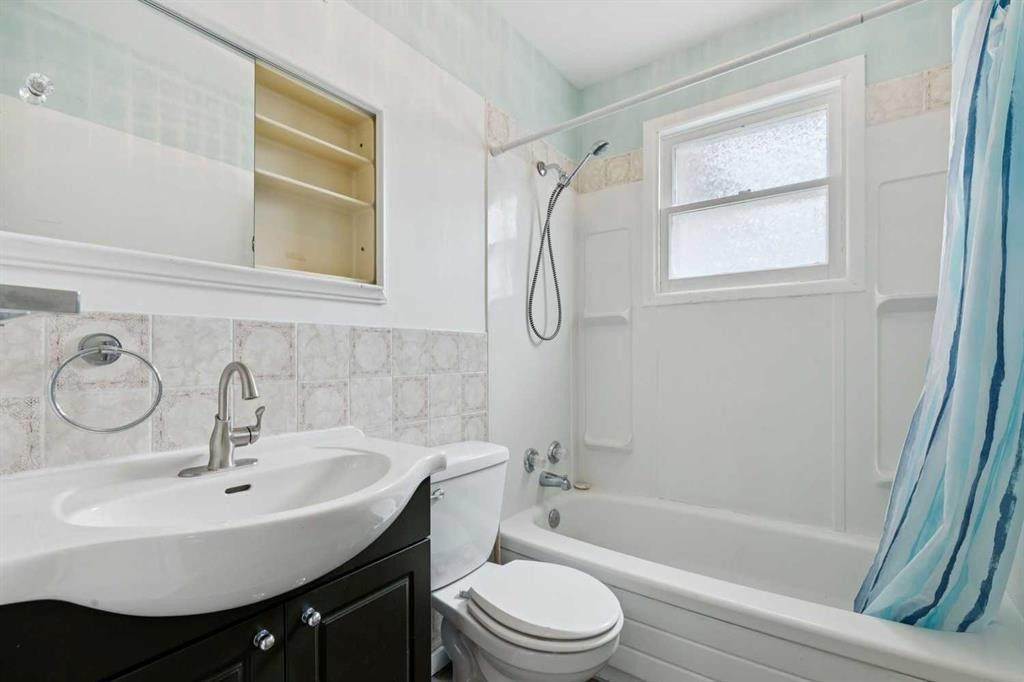 6507 34 Avenue Nw, Calgary, AB - Indoor Photo Showing Bathroom
