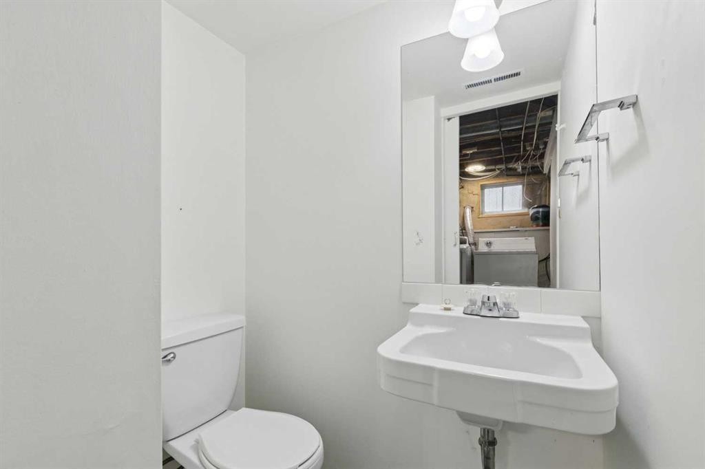 6507 34 Avenue Nw, Calgary, AB - Indoor Photo Showing Bathroom