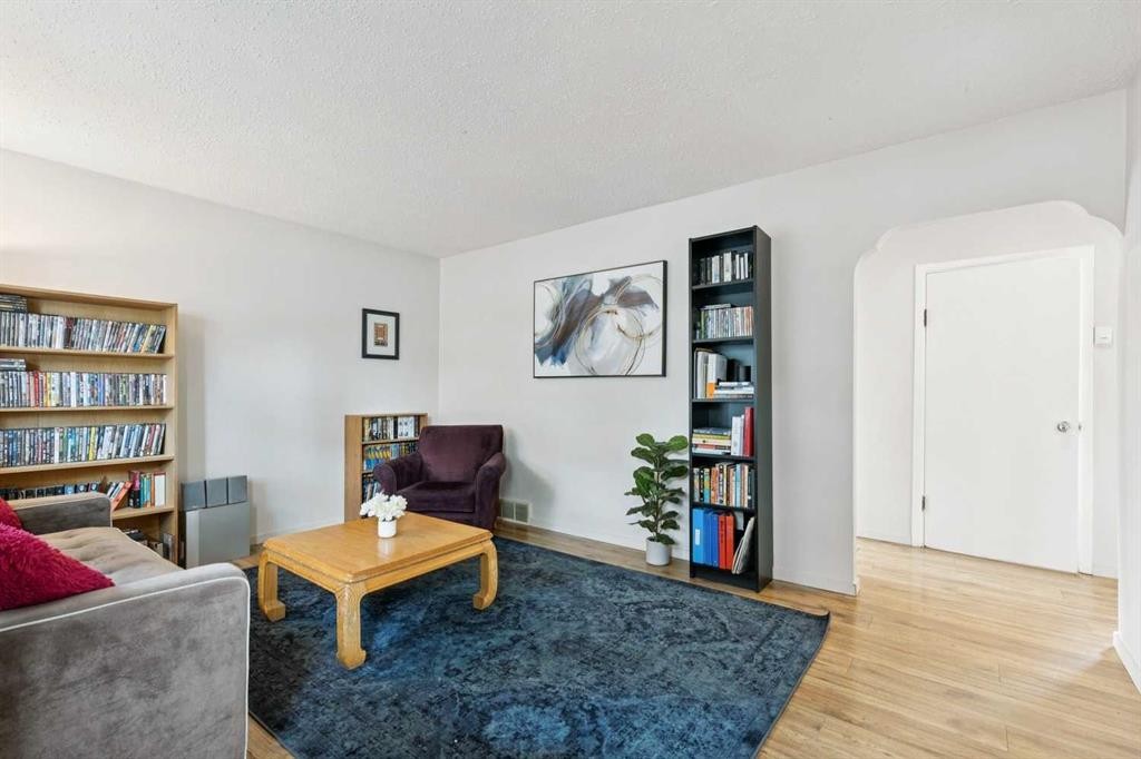 6507 34 Avenue Nw, Calgary, AB - Indoor Photo Showing Living Room