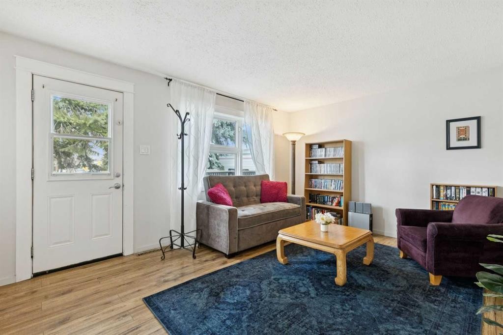 6507 34 Avenue Nw, Calgary, AB - Indoor Photo Showing Living Room