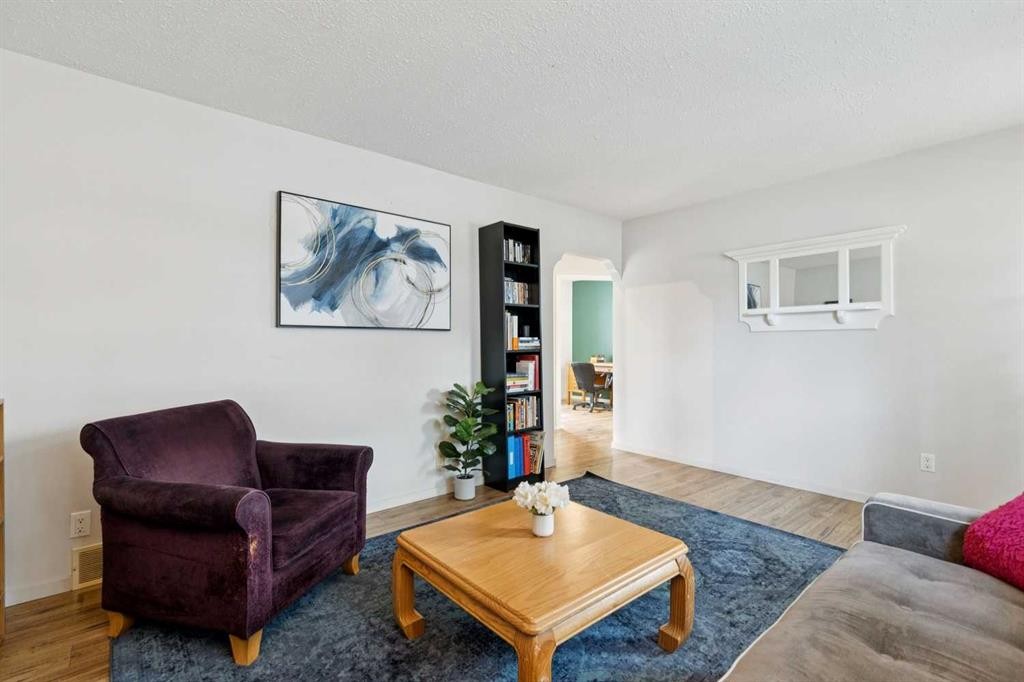 6507 34 Avenue Nw, Calgary, AB - Indoor Photo Showing Living Room