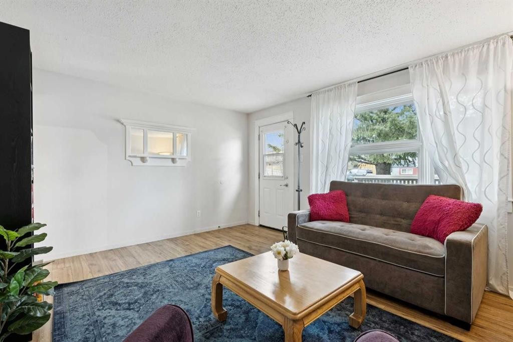 6507 34 Avenue Nw, Calgary, AB - Indoor Photo Showing Living Room