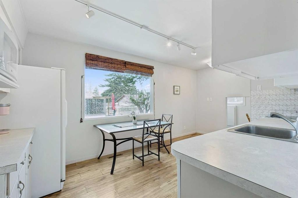 6507 34 Avenue Nw, Calgary, AB - Indoor Photo Showing Kitchen