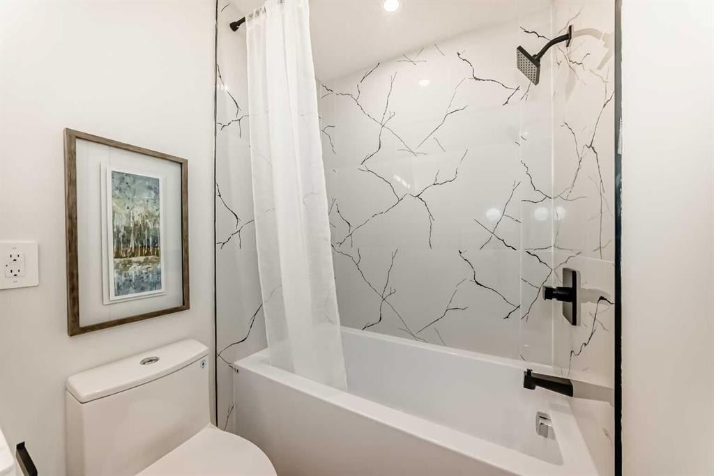 29-2519 38 Street Ne, Calgary, AB - Indoor Photo Showing Bathroom