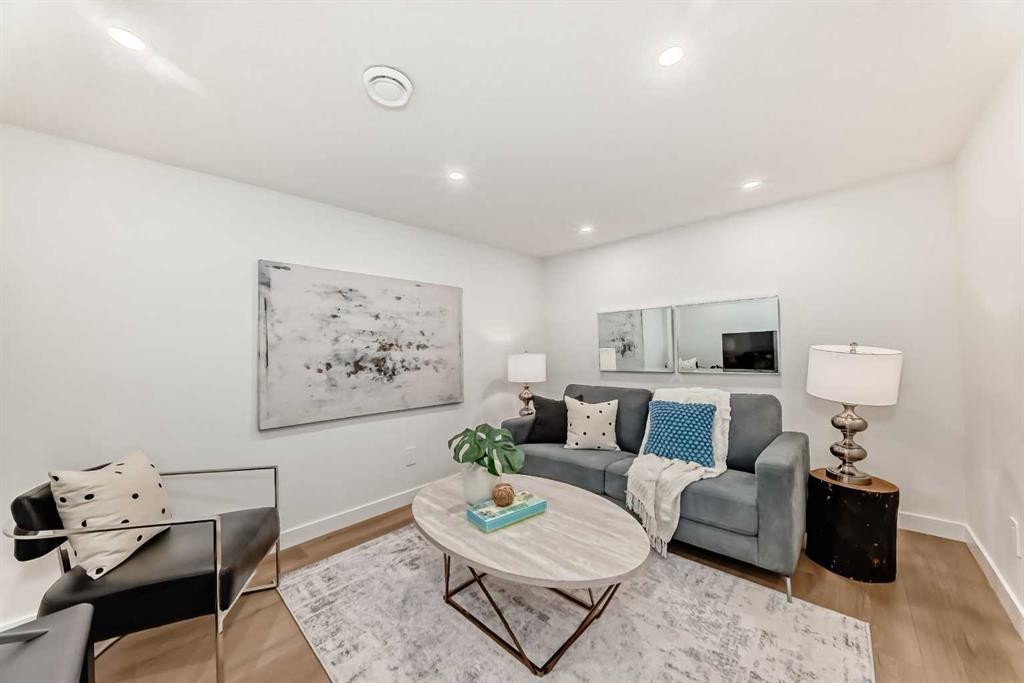 29-2519 38 Street Ne, Calgary, AB - Indoor Photo Showing Living Room
