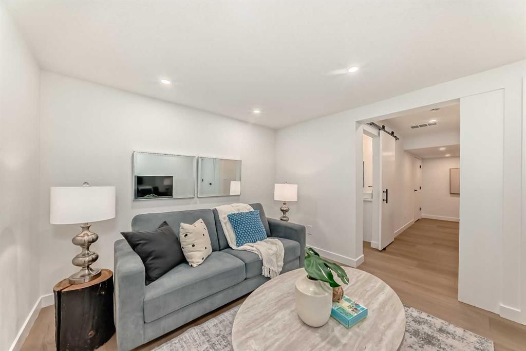 29-2519 38 Street Ne, Calgary, AB - Indoor Photo Showing Living Room