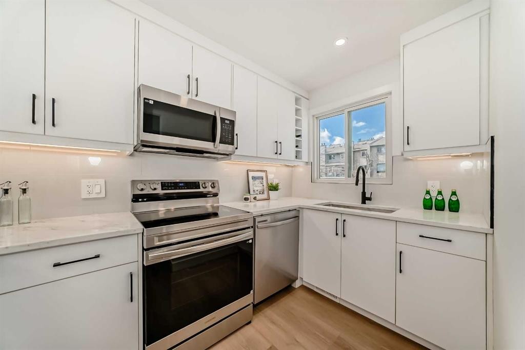 29-2519 38 Street Ne, Calgary, AB - Indoor Photo Showing Kitchen With Upgraded Kitchen