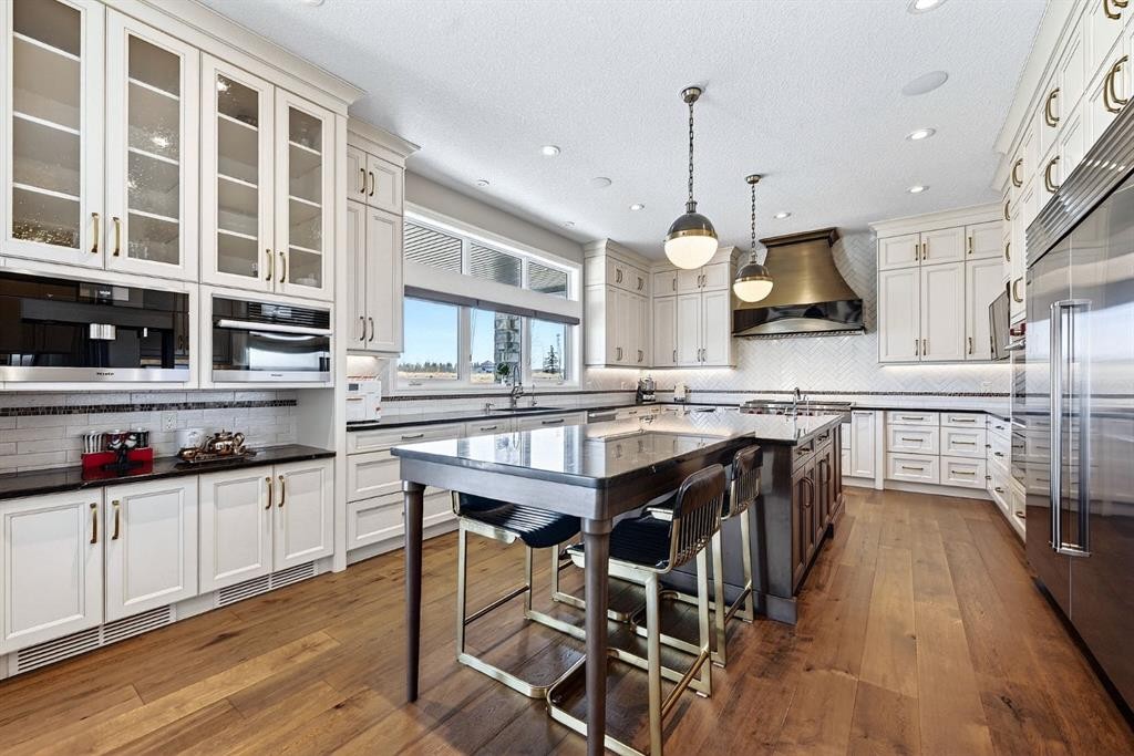33 Waters Edge Drive, Heritage Pointe, AB - Indoor Photo Showing Kitchen With Upgraded Kitchen