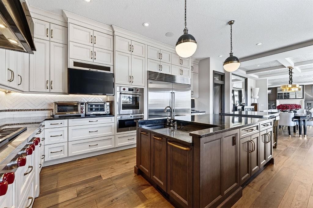 33 Waters Edge Drive, Heritage Pointe, AB - Indoor Photo Showing Kitchen With Upgraded Kitchen