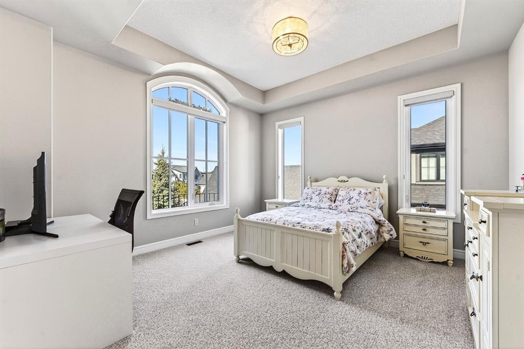 33 Waters Edge Drive, Heritage Pointe, AB - Indoor Photo Showing Bedroom