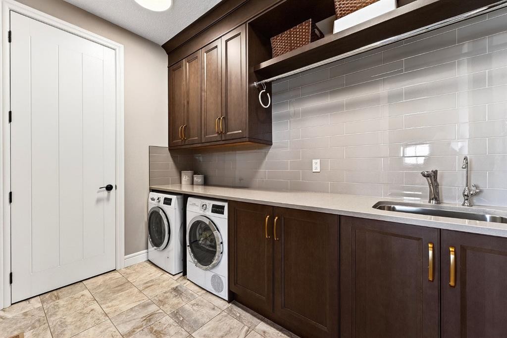 33 Waters Edge Drive, Heritage Pointe, AB - Indoor Photo Showing Laundry Room