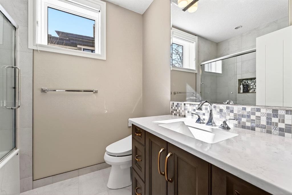 33 Waters Edge Drive, Heritage Pointe, AB - Indoor Photo Showing Bathroom