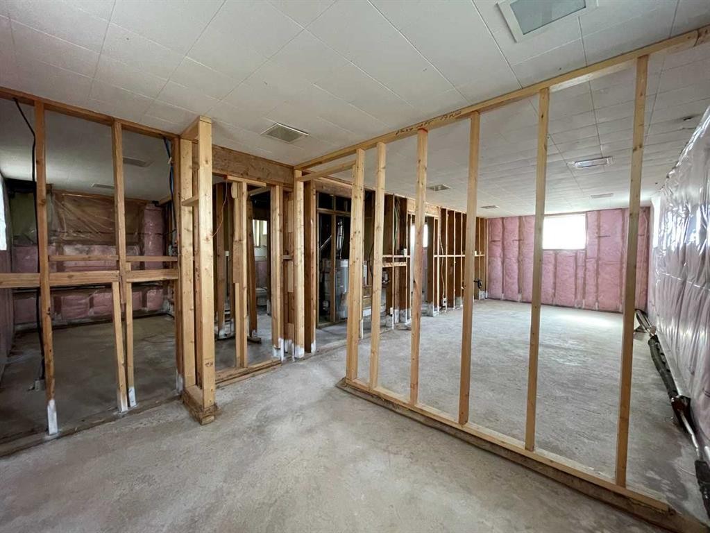 7448 21 Street Se, Calgary, AB - Indoor Photo Showing Other Room