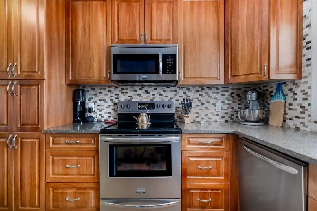 60 Doverview Place Se, Calgary, AB - Indoor Photo Showing Kitchen