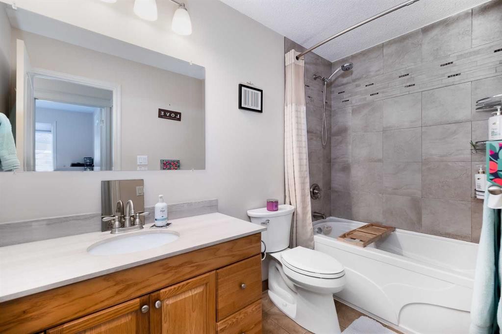 60 Doverview Place Se, Calgary, AB - Indoor Photo Showing Bathroom