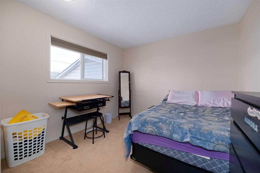 60 Doverview Place Se, Calgary, AB - Indoor Photo Showing Bedroom