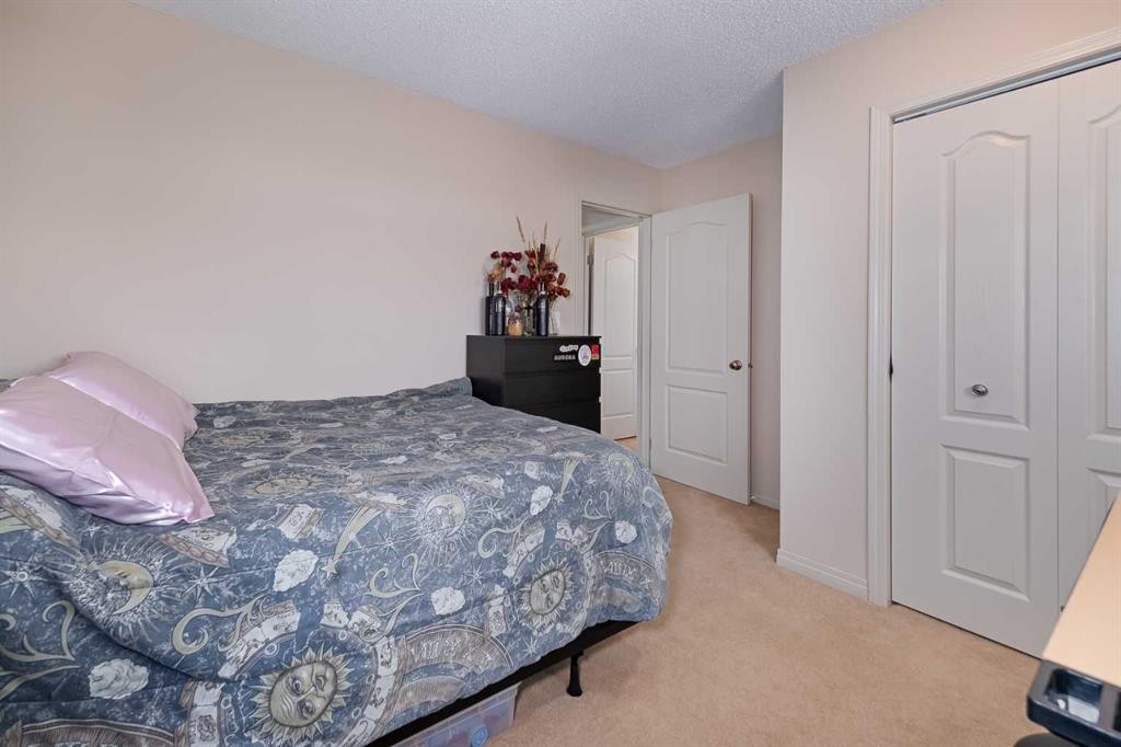 60 Doverview Place Se, Calgary, AB - Indoor Photo Showing Bedroom