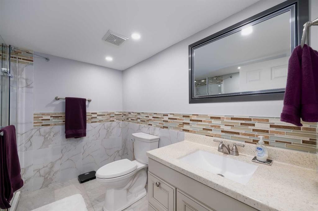 60 Doverview Place Se, Calgary, AB - Indoor Photo Showing Bathroom