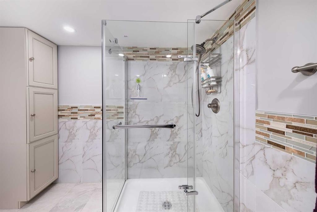 60 Doverview Place Se, Calgary, AB - Indoor Photo Showing Bathroom