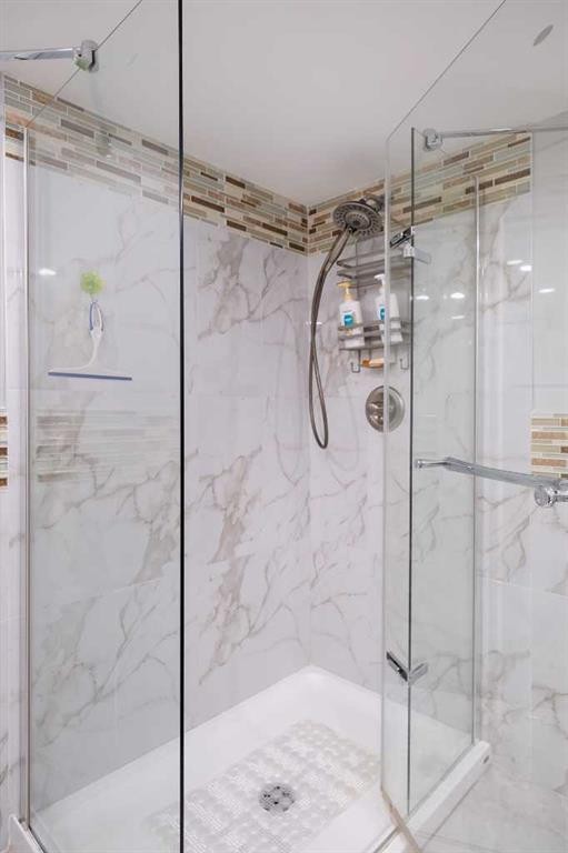 60 Doverview Place Se, Calgary, AB - Indoor Photo Showing Bathroom