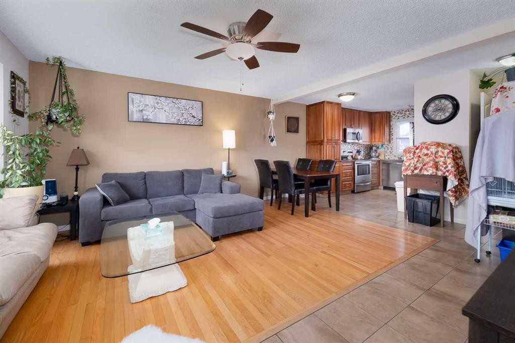 60 Doverview Place Se, Calgary, AB - Indoor Photo Showing Living Room
