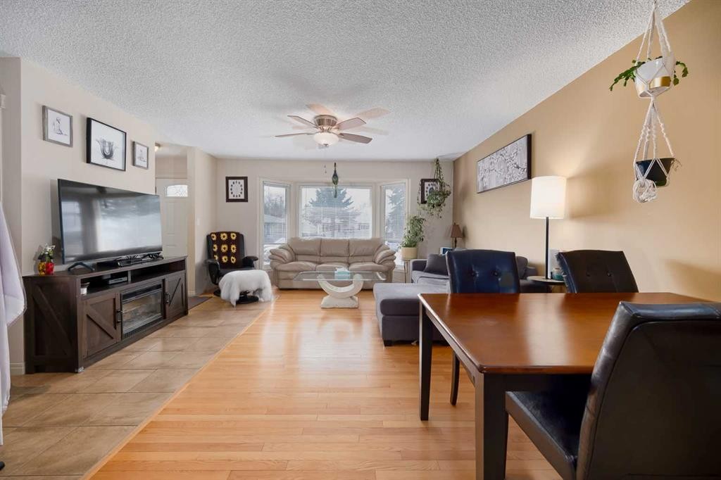 60 Doverview Place Se, Calgary, AB - Indoor Photo Showing Living Room