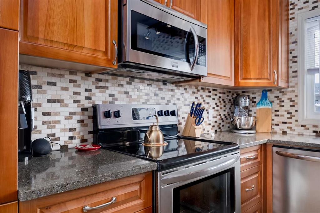60 Doverview Place Se, Calgary, AB - Indoor Photo Showing Kitchen With Stainless Steel Kitchen