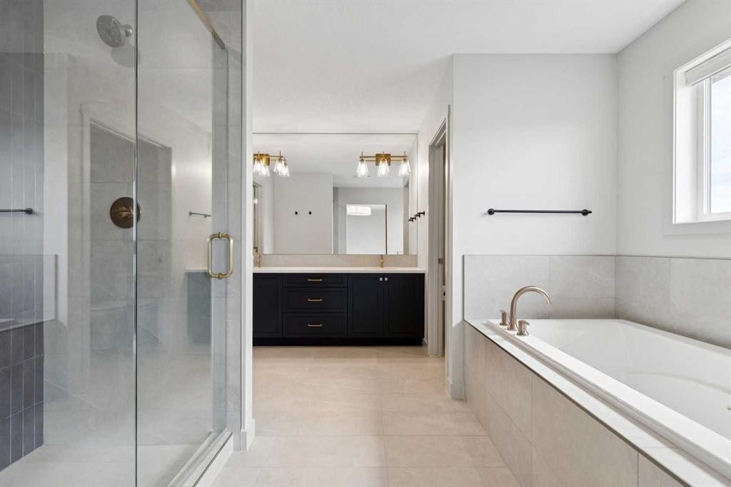 243 Marina Grove Se, Calgary, AB