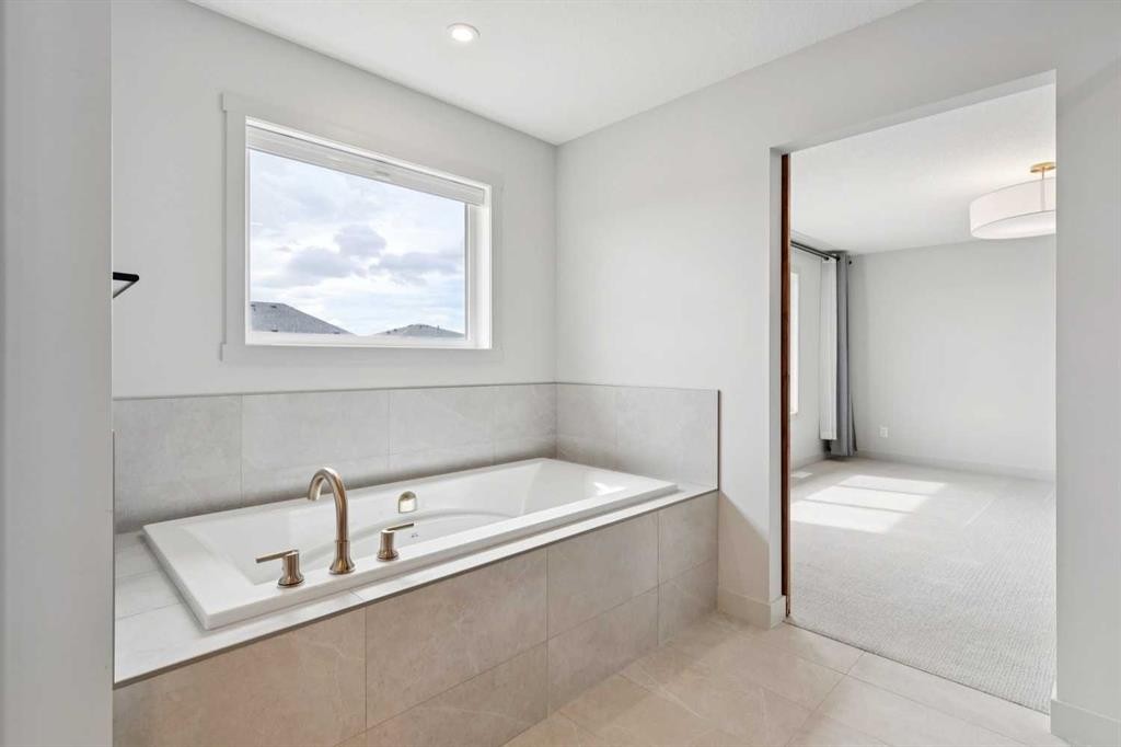 243 Marina Grove Se, Calgary, AB