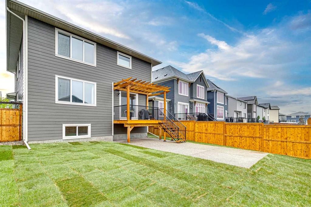 243 Marina Grove Se, Calgary, AB
