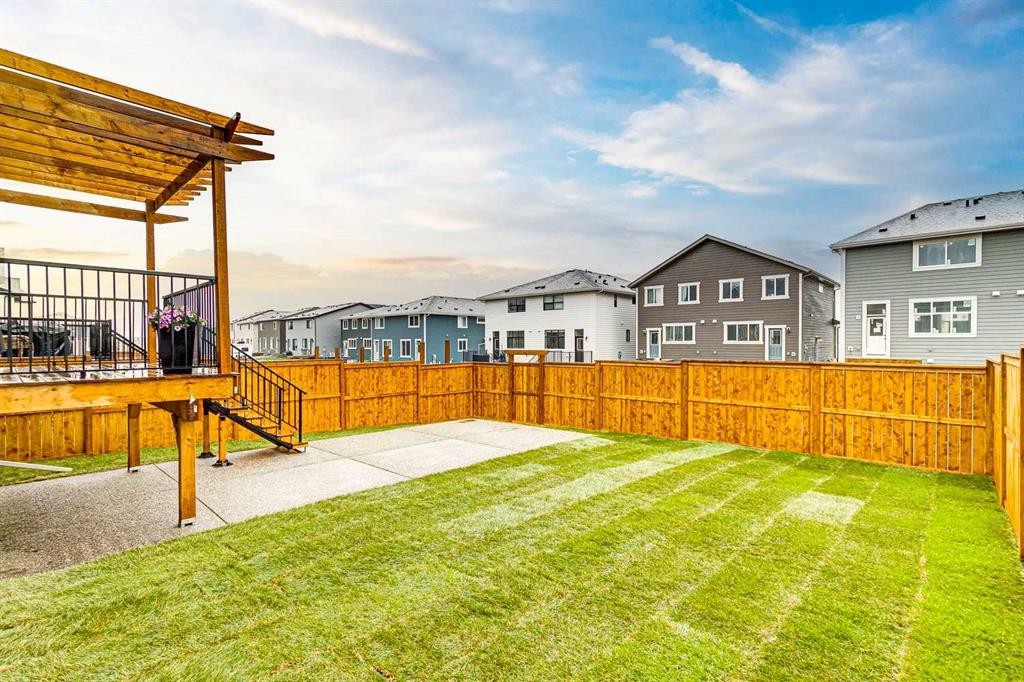 243 Marina Grove Se, Calgary, AB