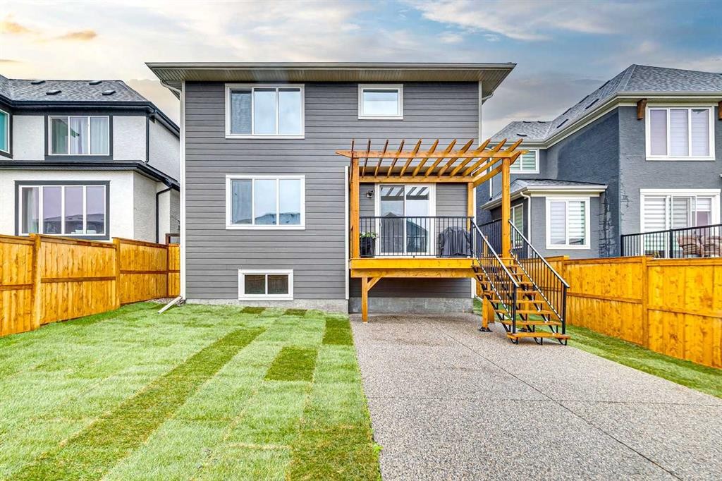 243 Marina Grove Se, Calgary, AB