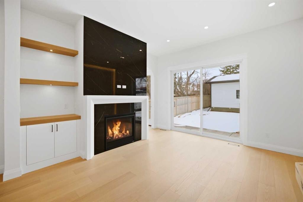 1529 18 Avenue Nw, Calgary, AB - Indoor With Fireplace