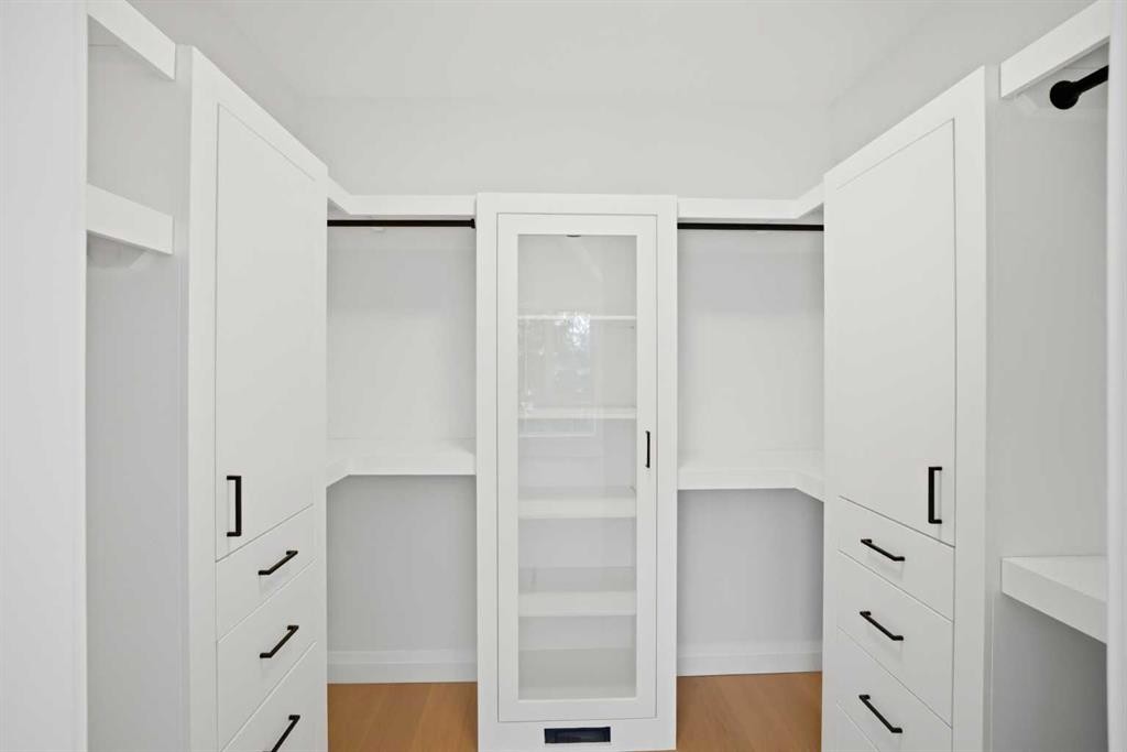1529 18 Avenue Nw, Calgary, AB - Indoor Photo Showing Other Room