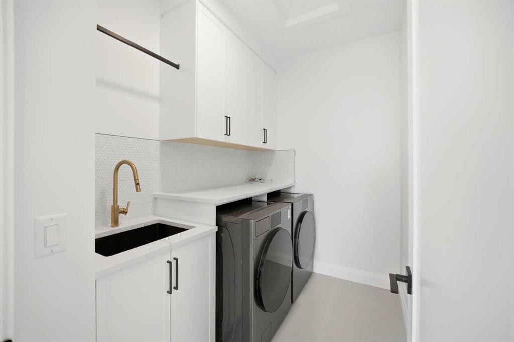 1529 18 Avenue Nw, Calgary, AB - Indoor Photo Showing Laundry Room