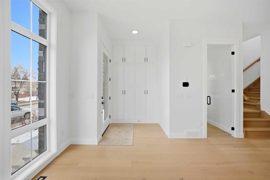 1529 18 Avenue Nw, Calgary, AB - Indoor Photo Showing Other Room