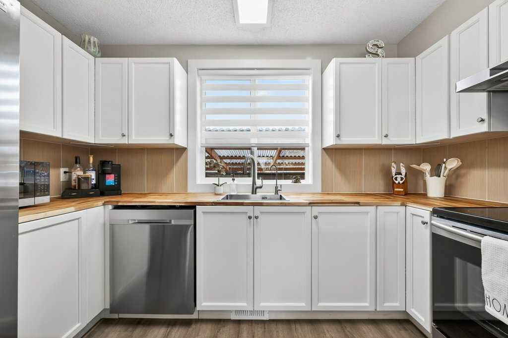 370 Prestwick Circle Se, Calgary, AB - Indoor Photo Showing Kitchen With Double Sink
