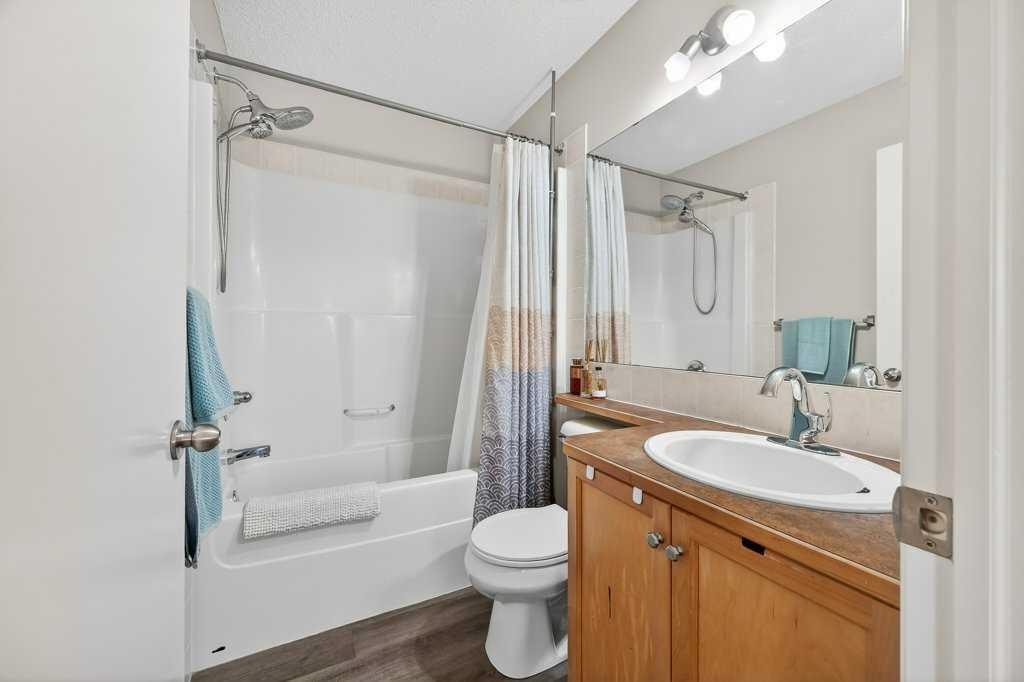 370 Prestwick Circle Se, Calgary, AB - Indoor Photo Showing Bathroom