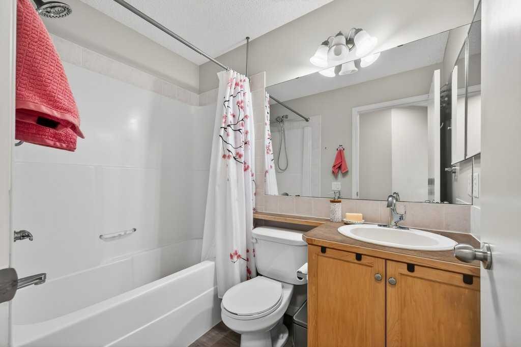 370 Prestwick Circle Se, Calgary, AB - Indoor Photo Showing Bathroom