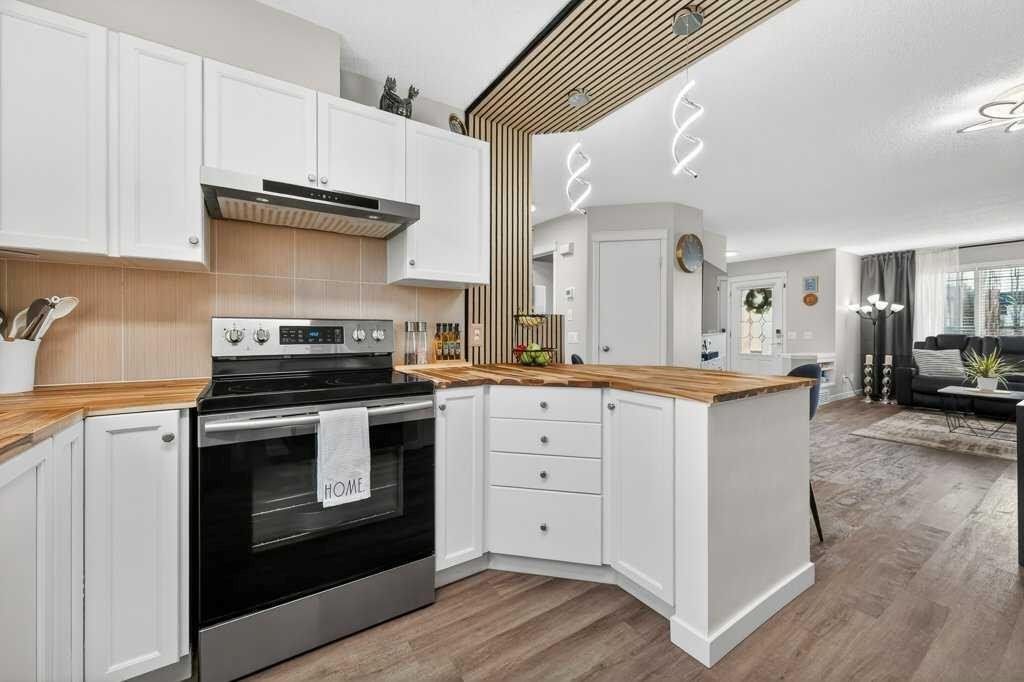 370 Prestwick Circle Se, Calgary, AB - Indoor Photo Showing Kitchen