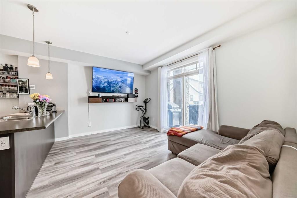 101-117 Copperpond Common Se, Calgary, AB - Indoor Photo Showing Living Room